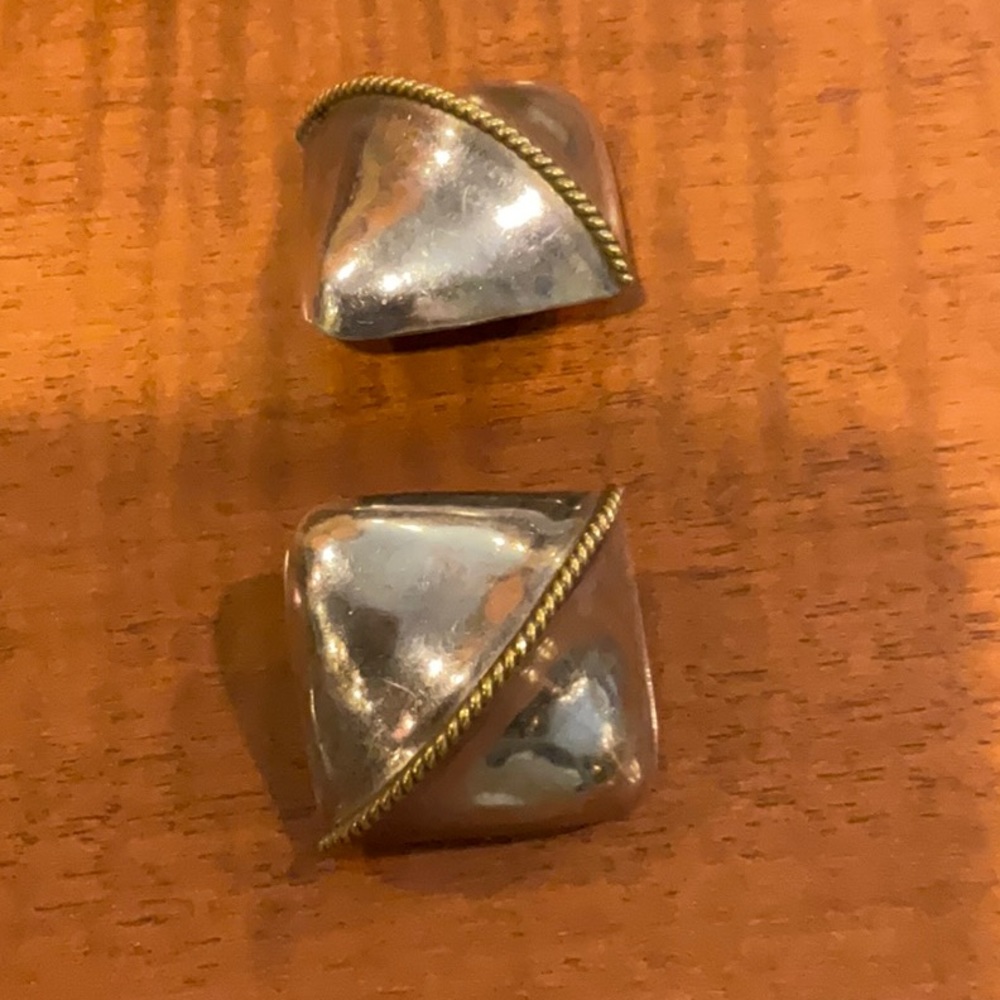 Sterling silver vintage earrings. Clip on.